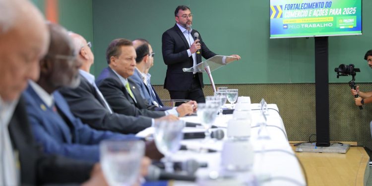Pagamento do 13° salário deve reforçar o comércio local durante a estiagem, diz Wilson Lima