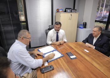 Governador Wilson Lima assina convênio para a construção de centro de recreação em Codajás