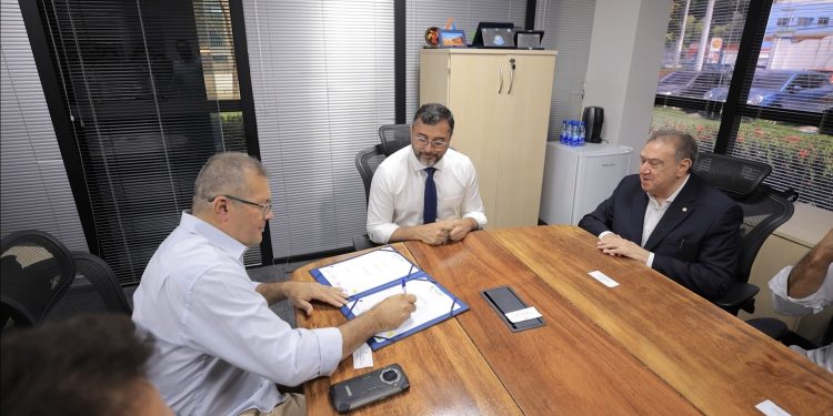 Governador Wilson Lima assina convênio para a construção de centro de recreação em Codajás