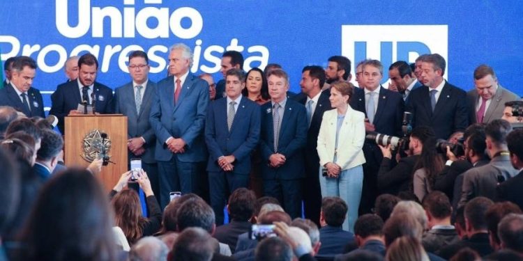 União Brasil e PP oficializam superfederação com foco nas eleições de 2026