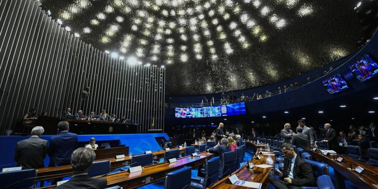 Adultização: Senado aprova projeto para proteger crianças e adolescentes no ambiente digital